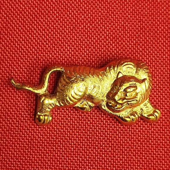 Gold Toned Crouching Tiger Brooch Pin Marked MF - Picture 1 of 11